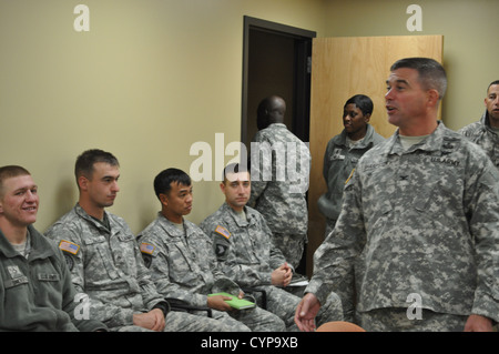 82. Sustainment Brigade Kommandeur Oberst Chris Sharpsten und Massena, New York, spricht mit Soldaten mit der 108. Quartiermeister Compa Stockfoto