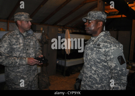 82. Sustainment Brigade eingetragene Berater, Command Sergeant Major Edward Bell, Tarboro, N.C., native, besucht eine Zeltstadt auf Stockfoto