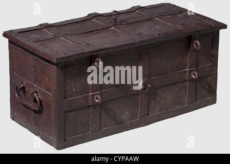 Eine deutsche starke Box, um 1580. Schwere Eisen Brust, die Strapwork mit eingeschnittenen Mustern. Der Deckel mit einem zentralen Schlüsselloch. Das Innere trägt den Verriegelungsmechanismus mit ursprünglich sechs Verriegelungen (eine fehlt). Falsches Schlossgehäuse mit hohlem Schaft Schlüssel, der Mechanismus mit kleinen Zierrosetten besetzt. Die Vorderseite mit einem Falschschloss, die Seiten mit Tragegriffen. 87.5 x 40 x 44 cm, historisch, historisch, 16. Jahrhundert, Kunsthandwerk, Handwerk, Objekte, Stills, Ausschneiden, Ausschneiden, Ausschneiden, Ausschnitte, Lagerung, Box, Boxen, Schrank, Brust, Kabine, zusätzliche-Rechte-Clearences-nicht verfügbar Stockfoto