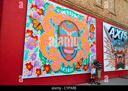 Wandbild auf der Seite einen Tattoo-Shop für ein Porträt in Corpus Christi, Texas, USA als Kulisse verwendet wird. Stockfoto