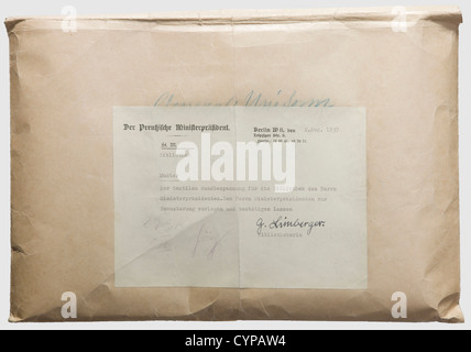 Hermann Göring - ein Muster einer Seidentapete, für seine Bibliothek.aufwendig in Gelb- und Rottönen gearbeitet.Preußische Adler in Kartuschen, mit Schwert und Blitzschlag im Stil nach 1933.Größe ca. 130 x 150 cm.in einem Papierumschlag mit dem Aufbewahrungshinweis "Muster des Tapetenstoffes für die Bibliothek Des Ministerpräsidenten.die Probe ist dem Ministerpräsidenten zur Prüfung und Bestätigung zu übergeben," unterzeichnet vom Bibliothekar "G.Limberger", mit der Überschrift "der preußische Ministerpräsident", datiert "2.Aug.1937".auch auf dem Zettel in violett in,Zusatzrechte-Clearences-nicht verfügbar Stockfoto