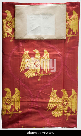 Hermann Göring - ein Muster einer Seidentapete, für seine Bibliothek.aufwendig in Gelb- und Rottönen gearbeitet.Preußische Adler in Kartuschen, mit Schwert und Blitzschlag im Stil nach 1933.Größe ca. 130 x 150 cm.in einem Papierumschlag mit dem Aufbewahrungshinweis "Muster des Tapetenstoffes für die Bibliothek Des Ministerpräsidenten.die Probe ist dem Ministerpräsidenten zur Prüfung und Bestätigung zu übergeben," unterzeichnet vom Bibliothekar "G.Limberger", mit der Überschrift "der preußische Ministerpräsident", datiert "2.Aug.1937".auch auf dem Zettel in violett in,Zusatzrechte-Clearences-nicht verfügbar Stockfoto