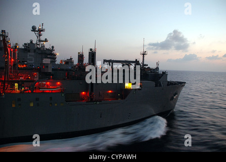 Military Sealift Command Lewis und Clark-Klasse trockene Ladung und Munition Schiff USNS Washington Kammern (T-AKE-11) führt eine un Stockfoto