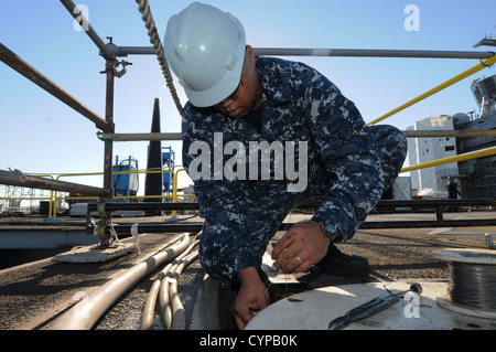 CORONADO, Kalifornien (5. November 2012) Luftfahrt Boatswain Mate (Ausrüstung) Jermie Miller führt Wartungsarbeiten an den fesselnden Gang Stockfoto