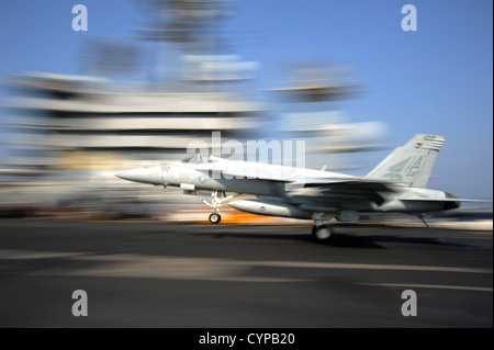 F/A-18E Super Hornet zugeordnet, der Pukin Hunde des Strike Fighter Squadron (VFA) 143 landet an Bord der Nimitz-Klasse Flugzeug Auto Stockfoto