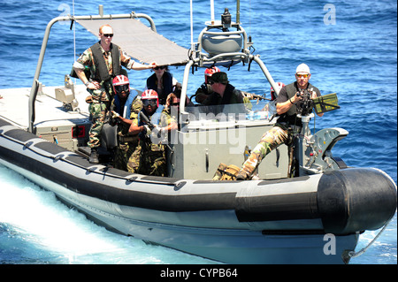 DAR ES SALAAM, Tansania (6. November 2012) Marines und Segler aus Tansania, Mosambik, Niederlande und die USA verbinden techniqu Stockfoto