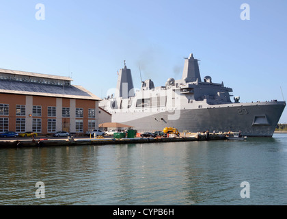 GUANTANAMO BAY, Kuba (6. November 2012) die amphibious Transport dock Schiff Pre-Commissioning Unit (PCU) Verankerung (LPD 23) Besuche N Stockfoto