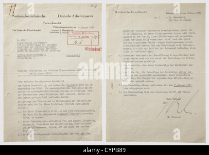 Martin Bormann,Vertraulicher Brief an Alfred Rosenberg 1943 'mit Hinweis auf: Verleihung des goldenen Ehrenzeichens durch den Führer am 30. Januar 1943'. Zwei maschinengeschriebene Seiten mit gedruckter NSDAP-Überschrift "Parteibüro - der Leiter des Parteibüros" und blindem geprägtem Nationaladlerwappen, die zweite Seite nur mit "der Leiter des Parteibüros", beide datiert 'Führer Headquarte historisch,historisch,1930er,20. Jahrhundert,NS,Nationalsozialismus,Nationalsozialismus,Drittes Reich,Deutsches Reich,Nationalsozialismus,Nazi,Nazi-Zeit,Clearfaschismus,Dokument,Dokumente,Dokumente,Zusatzrechte-nicht verfügbar Stockfoto