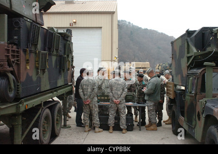 Generalleutnant Mo Jong-Hwa, Kommandierender general, Republik Koreas 1. Armeekorps und Major General Bae Jong-Gil, Kommandierender general, Republik Koreas 1. Armee-Korps-Artillerie-Brigade, besucht der 210. Fires Brigade, 2. US-Infanteriedivision, November 8 am Camp Casey Stockfoto