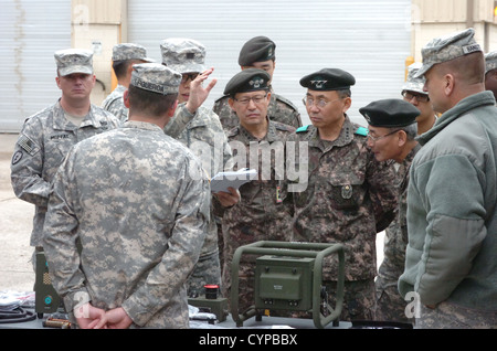 Generalleutnant Mo Jong-Hwa, Kommandierender general, Republik Koreas 1. Armeekorps und Major General Bae Jong-Gil, Kommandierender general, Republik Koreas 1. Armee-Korps-Artillerie-Brigade, besucht der 210. Fires Brigade, 2. US-Infanteriedivision, November 8 am Camp Casey Stockfoto