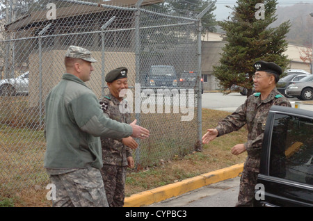 Generalleutnant Mo Jong-Hwa, Kommandierender general, Republik Koreas 1. Armeekorps und Major General Bae Jong-Gil, Kommandierender general, Republik Koreas 1. Armee-Korps-Artillerie-Brigade, besucht der 210. Fires Brigade, 2. US-Infanteriedivision, November 8 am Camp Casey Stockfoto