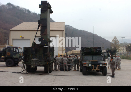 Generalleutnant Mo Jong-Hwa, Kommandierender general, Republik Koreas 1. Armeekorps und Major General Bae Jong-Gil, Kommandierender general, Republik Koreas 1. Armee-Korps-Artillerie-Brigade, besucht der 210. Fires Brigade, 2. US-Infanteriedivision, November 8 am Camp Casey Stockfoto