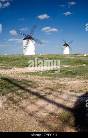 Gruppe von weißen Mühlen in La Mancha, Spanien Stockfoto