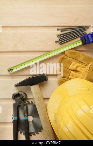 Arbeitswerkzeuge auf Holzbrettern Hintergrund. Säge, Lineal, Helm hammer Nägel, Zange. Stockfoto