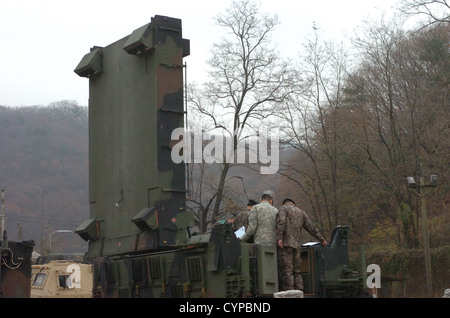 Generalleutnant Mo Jong-Hwa, Kommandierender general, Republik Koreas 1. Armeekorps und Major General Bae Jong-Gil, Kommandierender general, Republik Koreas 1. Armee-Korps-Artillerie-Brigade, besucht der 210. Fires Brigade, 2. US-Infanteriedivision, November 8 am Camp Casey Stockfoto