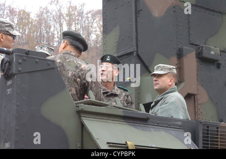 Generalleutnant Mo Jong-Hwa, Kommandierender general, Republik Koreas 1. Armeekorps und Major General Bae Jong-Gil, Kommandierender general, Republik Koreas 1. Armee-Korps-Artillerie-Brigade, besucht der 210. Fires Brigade, 2. US-Infanteriedivision, November 8 am Camp Casey Stockfoto