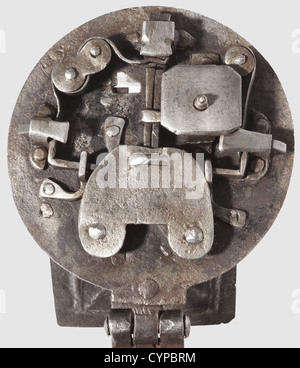 Eine deutsche Kutscher-Truhe, um 1700 EINE schwere, eiserne Truhe, der zylindrische Körper mit durchgehenden Gurtbeschlägen. Klappdeckel, Schlüssellochabdeckung durch einen versteckten Mechanismus gesichert. Intakter Verriegelungsmechanismus mit drei Verriegelungen und einem späteren Schlüssel. An der Seite eine genietete Halterung mit einer Anhänger schmiedeeisernen Kette zur Befestigung. Höhe 30 cm, historisch, historisch, 18. Jahrhundert, Kunsthandwerk, Handwerk, Objekt, Objekte, Stills, Ausschneiden, Ausschneiden, Ausschneiden, Ausschneiden, Bildende Kunst, Kunst, Kunst, Kunst, Zusatz-Rechte-Clearences-nicht vorhanden Stockfoto