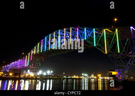 LED-Leuchten auf der Corpus Christi Harbor Bridge befindet sich in Corpus Christi, Texas, USA. Stockfoto