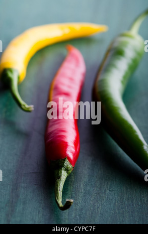 eine grüne, gelbe und rote Chili Stockfoto