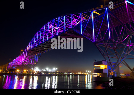 LED-Leuchten auf der Corpus Christi Harbor Bridge befindet sich in Corpus Christi, Texas, USA. Stockfoto