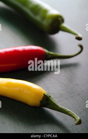 eine grüne, gelbe und rote Chili Stockfoto