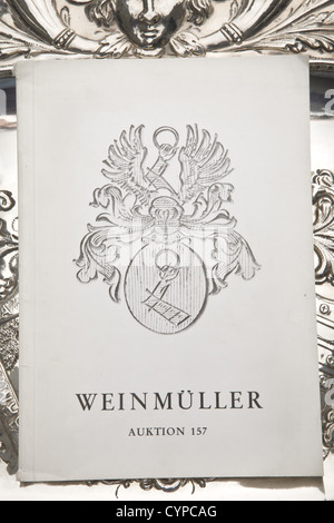 Hermann Göring, eine kunstvolle Silberschale, ein Geschenk eines spanischen Adligen, handgehämmert Silber mit hohem Relief verziert.Ovale Form, die Grenze mit Blüten, Blättern, Füllhorn und Maskaronen verziert.die Mitte zeigt das kombinierte Wappen der Familie Cangas von Asturien und ein Wappen mit den Farben der Familie Valdés in der Zweites und drittes Viertel des Schildes.Meisterzeichen 'S.Gonzalez' und spanische Kennzeichen.ca. 63 x 43 cm,Gewicht 1498 g.Herkunft: 'Freiwillige Steigerung aus dem ehemaligen Besitz von Hermann Göring',,Additional-Rights-Clearences-not available