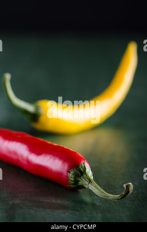 eine rote und eine gelbe Chili Stockfoto