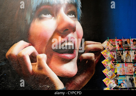 Mexico, Distrito Federal, Mexiko-Stadt, Condesa District, Wandmalerei Detail zeigt Gesicht der jungen Frau auf der Suche nach oben Stockfoto