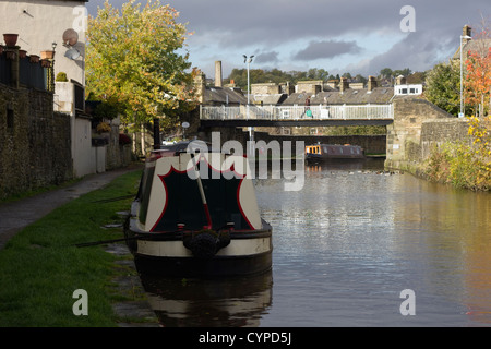 Schmale Boote vertäut am Kanal in Skipton, Yorkshire Stockfoto