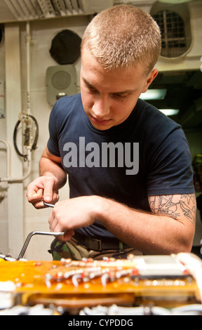 Arabisches Meer (7. November 2012) Luftfahrt Elektriker-Mate Airman Jacob Wilkinson, von Bostiwck, Florida, entfernt Schrauben aus einem Stockfoto