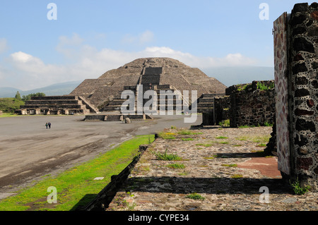 Pyramide De La Luna und Plaza De La Luna mit Touristen American Hispanic Geschichte historische Urlauber Latin America Stockfoto