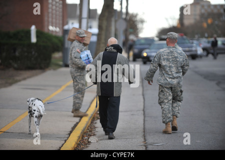 LONG BEACH, NY - Soldaten und Piloten mit der New York Air National Guard unterstützen Relief nach Long Beach, New York folgende schwere Schäden durch Hurrikan Sandy auf 2. November 2012. Stockfoto