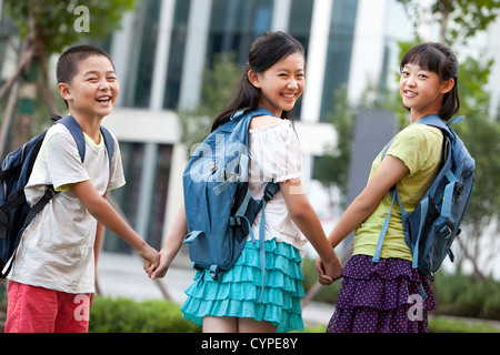 Glückliche Schüler Hand in Hand Stockfoto