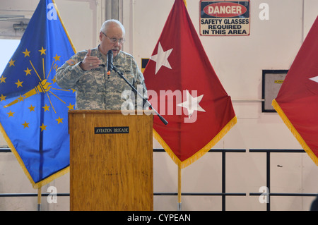 Indianas Generaladjutant, Generalmajor R. Martin Umbarger, spricht bei der Firma C, 2-238th General Support Aviation Battalion Abschiedszeremonie, Mittwoch, 7. November 2012, bei der Army Aviation Flight Facility in Shelbyville, Indiana Die medizinische Evakuierung uni Stockfoto