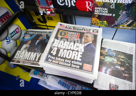 Schlagzeilen in Zeitungen in New York am Mittwoch, 7. November 2012 Bericht über die Wiederwahl von Präsident Barack Obama Stockfoto