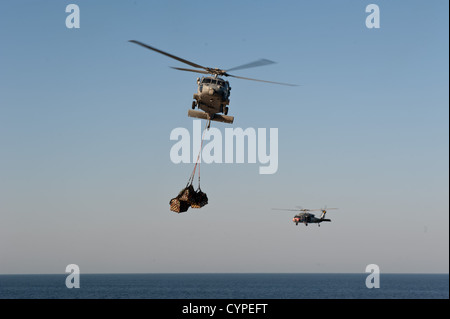 Zwei MH-60 s Teilen aus der "Eightballers" der Hubschrauber Meer bekämpfen Squadron (HSC) 8 führen vertikale Nachschub an Bord t Stockfoto