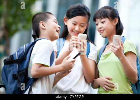 Schülerinnen und Schüler mit Smartphones Stockfoto