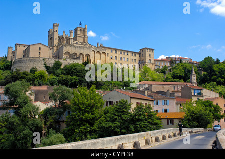 Alte Brücke "Pont Vieux" und St-Nazaire Kathedrale (XIV. Jahrhunderts). Béziers.Languedoc-Roussillon.France Stockfoto