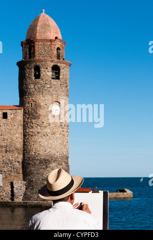 Ein Künstler Malerei der Glocke Turm von Notre-Dame-des-Anges Kirche in Collioure, Frankreich. Stockfoto