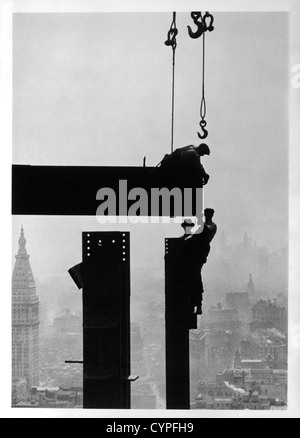 Bauarbeiter und das Empire State Building, New York City, USA, um 1930 Stockfoto