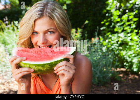 Kaukasische Mädchen essen Wassermelone Stockfoto