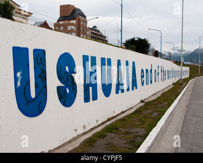 Ein Zeichen im Hafen von Ushuaia, Argentinien die Rechnungen selbst als "das Ende der Welt." Stockfoto