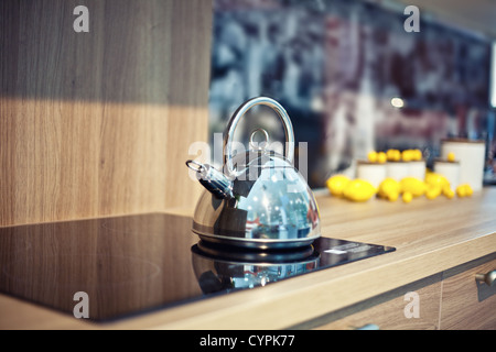 Glänzende Teekessel auf dem Küchentisch (schöne Diepth von Feld-Effekt) Stockfoto