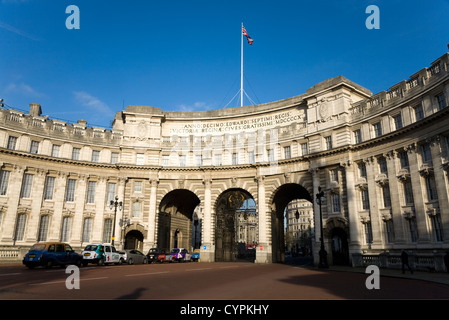 Admiralty Arch – Nord östlichen Ende der Mall & zum Gedenken an Königin Victoria – in London gebaut. Trafalgar Square ist hinter. VEREINIGTES KÖNIGREICH. Stockfoto