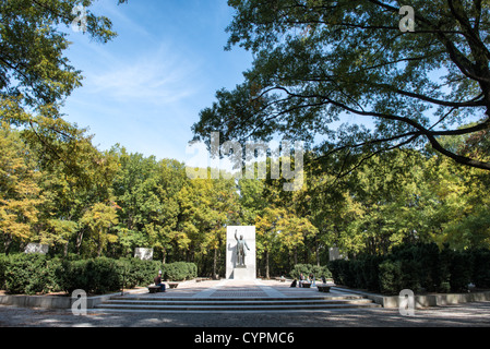 Theodore Roosevelt Memorial Statue Washington D.C. | WASHINGTON D.C., Vereinigte Staaten – Ein bewaldeter platz auf Theodore Roosevelt Island umrahmt das Bronzemahnmal für den 26. Präsidenten, der Arm hinter einer Granitkulisse hochgezogen ist. Das 1967 auf dieser 88 Hektar großen Insel im Potomac River geweihte Denkmal des Bildhauers Paul Manship und Architekten Eric Gugler umgibt die 5,2 m hohe Statue mit vier Granittafeln, auf denen Roosevelts Schriften zu sehen sind. Die Insel wird vom National Park Service als Teil des George Washington Memorial Parkway verwaltet. Stockfoto