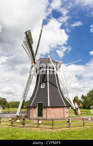 Historischen niederländischen Polder Mühle im Einsatz für das Wasserpumpen von Stockfoto