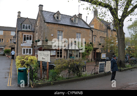 Die Waterfront Teestube und Restaurant in der Cotswold-Dorf Bourton auf dem Wasser, Gloucestershire, UK. Stockfoto