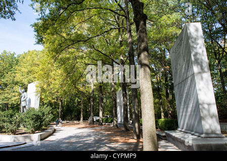 WASHINGTON, D.C. – die Statue des Präsidenten Theodore Roosevelt steht umgeben von Granitplatten am Theodore Roosevelt Memorial auf Theodore Roosevelt Island in Washington, D.C. das Denkmal, das vom Architekten Eric Gugler entworfen wurde, mit einer Statue des Bildhauers Paul Manship, wurde 1967 eingeweiht. Roosevelt Island ist ein 91 Hektar großes, bewaldetes Inselschutzgebiet im Potomac River, das vom National Park Service verwaltet wird. Der 26. Präsident wird hier für seine Beiträge zur Erhaltung und Errichtung von Nationalparks und Wäldern während seiner Präsidentschaft von 1901 bis 1909 geehrt. Stockfoto