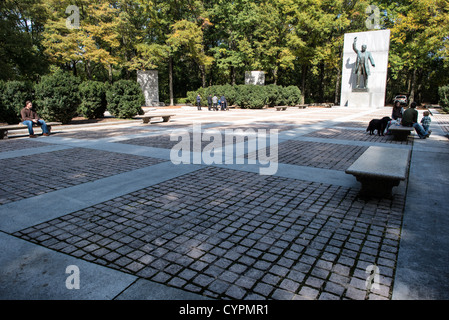 Menschen genießen Sie ein Picknick auf der Theodore Roosevelt Memorial in Arlington, Virginia. Stockfoto