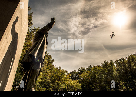 ARLINGTON, Virginia – das Theodore Roosevelt Memorial ist eine ruhige Insel inmitten des Potomac River. Das bewaldete 88 Hektar große Gelände, das über eine Fußgängerbrücke zugänglich ist, zeigt eine Statue des 26. Präsidenten, umgeben von Granittafeln mit seinen bemerkenswerten Zitaten. Stockfoto